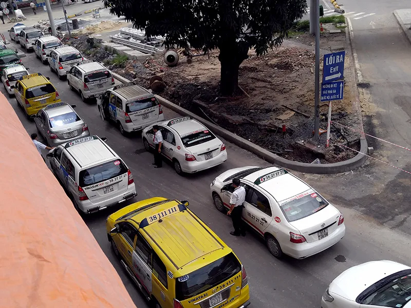 Trong sân bay, nhiều xe taxi cũng phải xếp hàng dài vì phía ngoài giao thông đang mắc kẹt